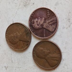 Coins...3 Wheat Pennies ,2- 1944,,,1 - 1946